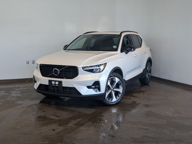 2023 Volvo XC40 B5 Plus Dark Theme AWD