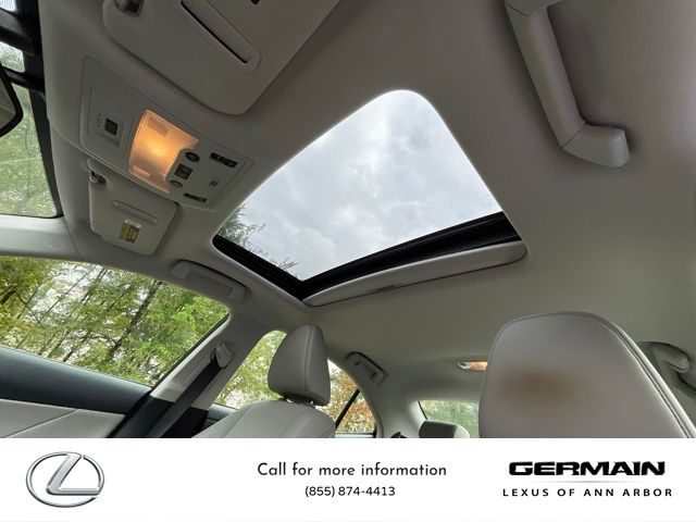 2016 Lexus IS 300 photo 18