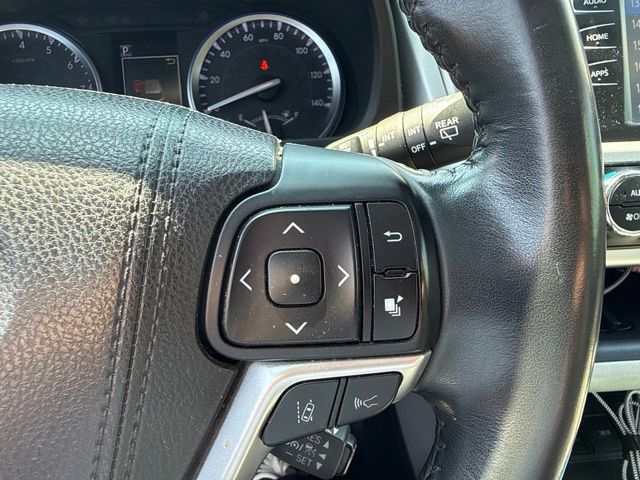 Used 2018 Silver Toyota XLE image 13