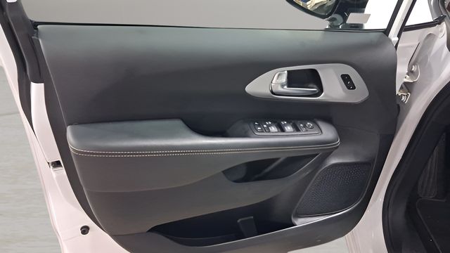 Used 2025 Chrysler Pacifica Van