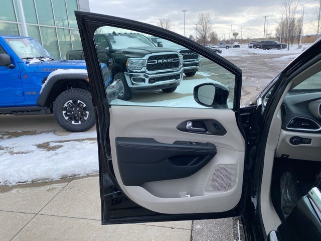 2024 Chrysler Pacifica Touring L - Diamond Black Crystal Pearlcoat exterior view 9