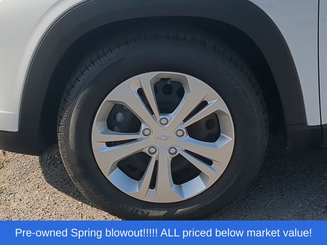 Used 2025 Summit White Chevrolet LS image 18