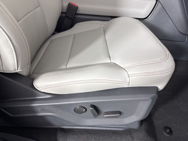 2025 Star White Metallic Tri-Coat Ford Expedition Max RWD SUV
