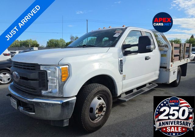 Oxford White 2017 Ford F-350 Super Duty Chassis XL SuperCab DRW RWD Pickup Truck 4X2 6-Speed Automatic