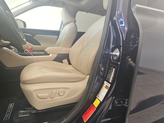 2023 Toyota Highlander Hybrid XLE  at Toyota of Victoria