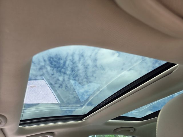 Used 2015 White Kia EX image 17