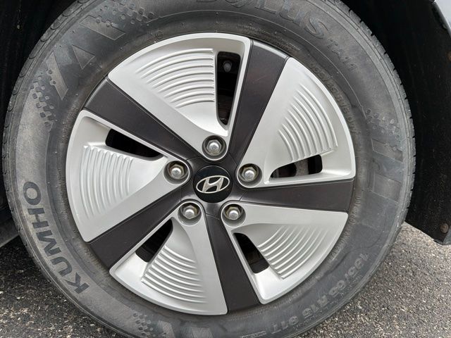 Used 2019 Summit Gray Pearl Hyundai Blue image 3