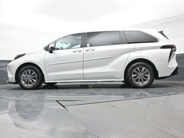 2024 Toyota Sienna XLE 33