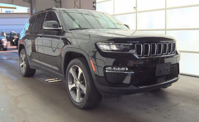 Diamond Black Crystal Pearlcoat 2023 Jeep Grand Cherokee Limited 4WD SUV / Crossover Four-Wheel Drive 8-Speed Automatic