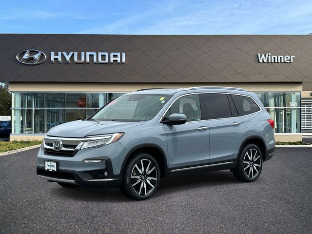 2022 Honda Pilot Touring AWD with Rear Captain's Chairs