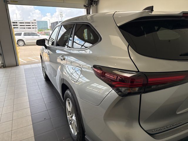 2025 Toyota Highlander LE - Photo 11