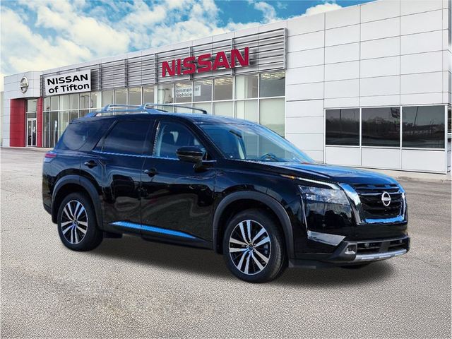 2025 Nissan Pathfinder Platinum's photo
