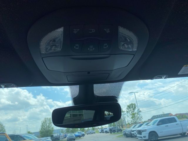 2027 Chrysler Pacifica Select - Diamond Black exterior view 15