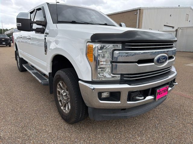 Oxford White 2017 Ford F-250 Super Duty Lariat Crew Cab 4WD Pickup Truck Four-Wheel Drive 6-Speed Automatic