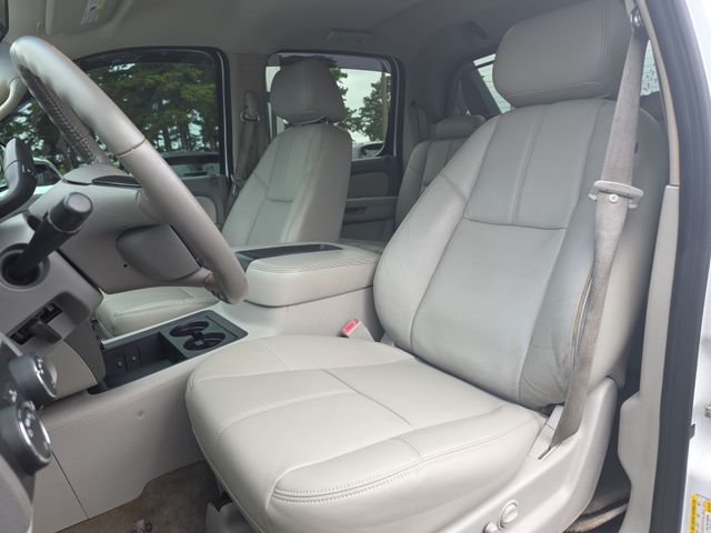 Used 2011 White Chevrolet LT image 16