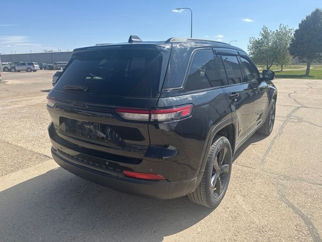 2023 Diamond Black Crystal Pearlcoat Jeep Grand Cherokee Limited 4X4 SUV