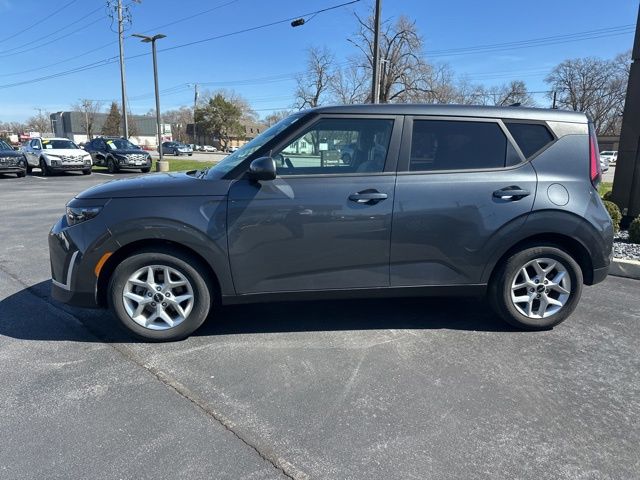 Used 2024  Kia LX image 19