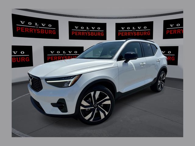 Crystal White Metallic 2023 Volvo XC40 B5 Plus Dark Theme AWD SUV / Crossover All-Wheel Drive Automatic