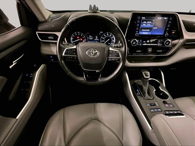 2020 Toyota Highlander XLE Silver at Bob Ruth Ford