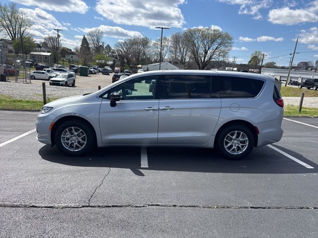 New 2026 Silver Chrysler Select image 4