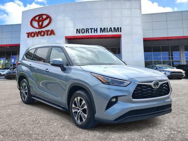 Silver 2023 Toyota Highlander XLE FWD SUV / Crossover Front-Wheel Drive 8-Speed Automatic