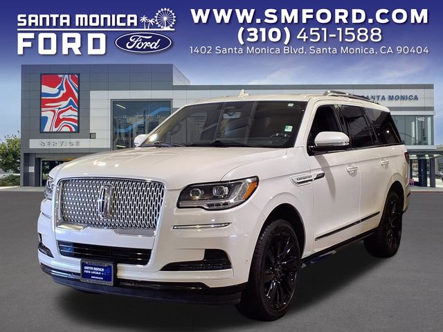 Pristine White Metallic Tri-Coat 2023 Lincoln Navigator Reserve 4WD SUV / Crossover Four-Wheel Drive Automatic