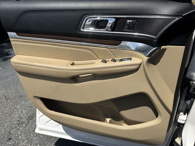 Used 2017 White Ford Limited image 29