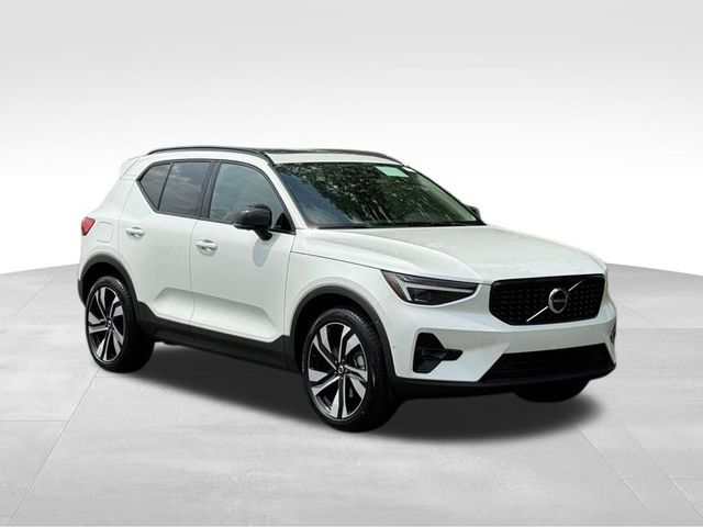 2025 Volvo XC40 B5 Plus Dark Theme 7