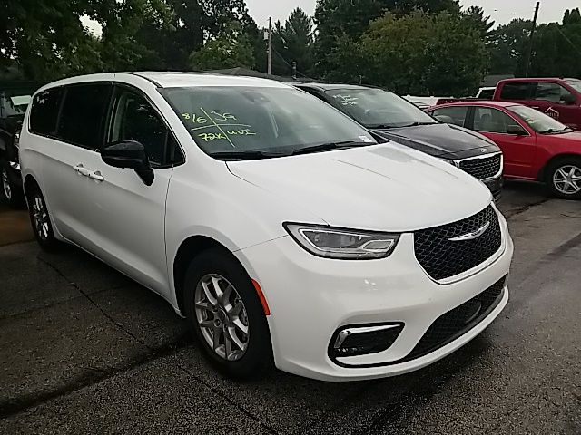 Used 2024 Chrysler Pacifica Van