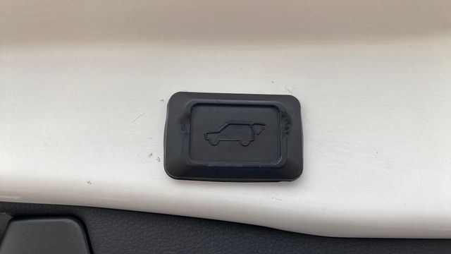 Used 2020 White Toyota XLE Premium image 40