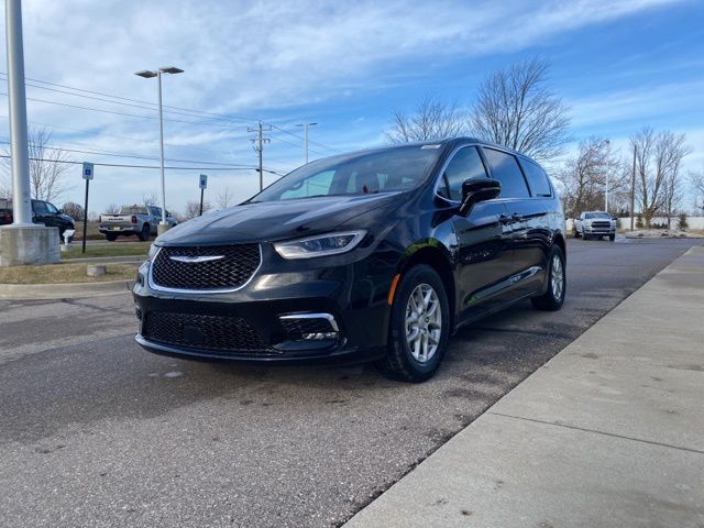 2026 Chrysler Pacifica Select - Diamond Black exterior view 1