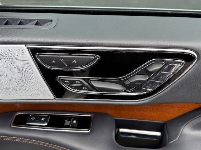 Certified Used 2024 White Lincoln Black Label image 23