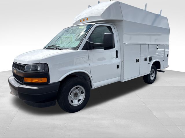 Summit White 2026 Chevrolet Express Chassis Van Rear-Wheel Drive 8-Speed Automatic Overdrive