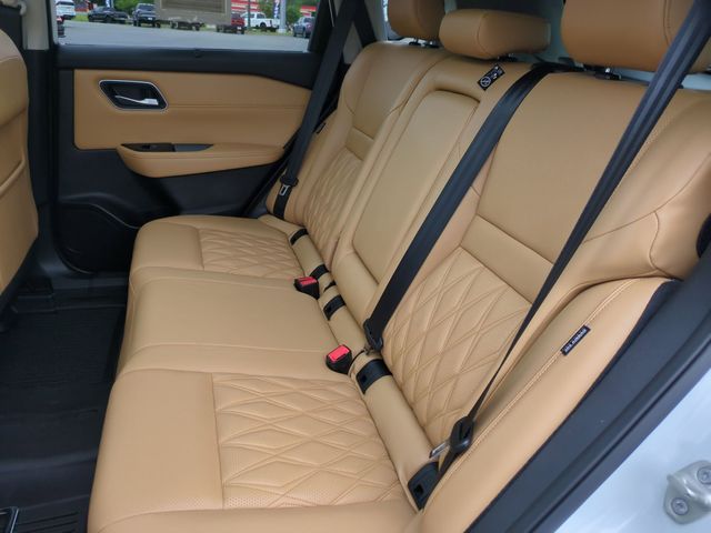 Used 2021 White Nissan Platinum image 29