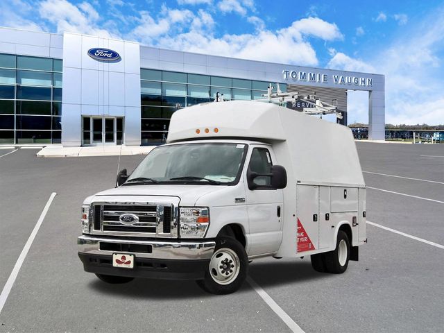 Oxford White 2025 Ford E-Series Chassis E-350 SD Cutaway SB DRW RWD Pickup Truck Rear-Wheel Drive 6-Speed Automatic Overdrive