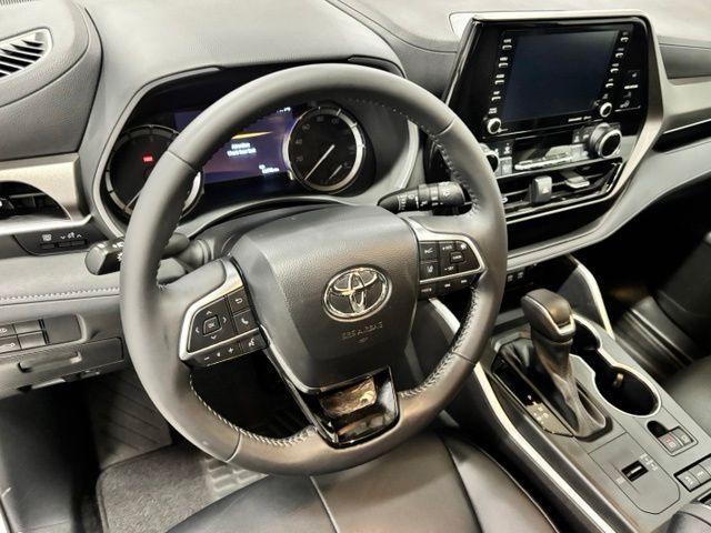 Used 2021 Silver Toyota XLE image 16