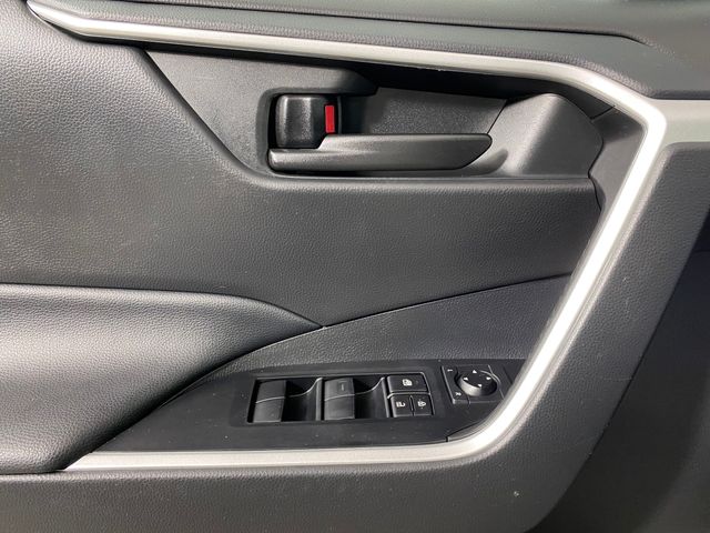 2021 Toyota RAV4 LE photo