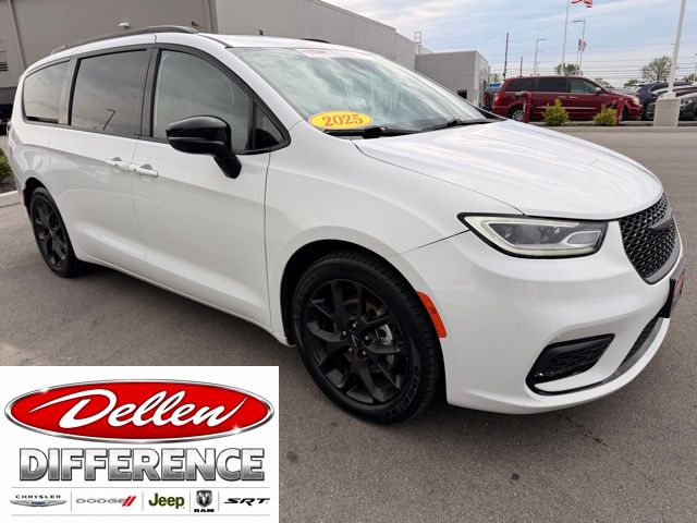 Bright White Clearcoat 2025 Chrysler Pacifica Minivan Front-Wheel Drive 9-Speed Automatic