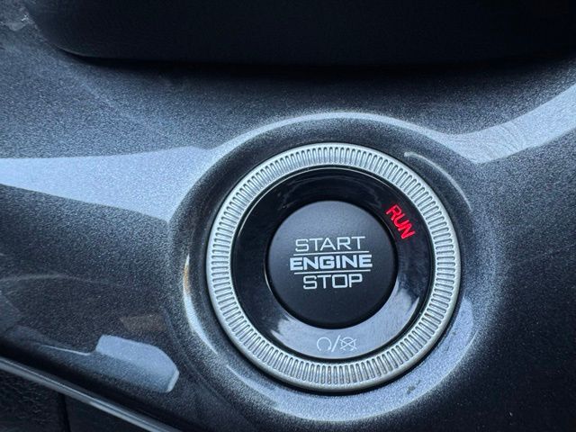 Used 2022 White Jeep Altitude image 30