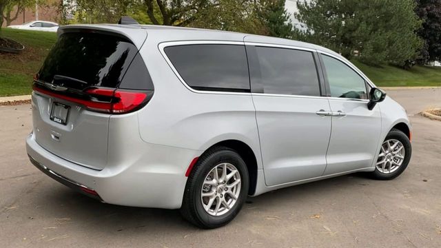 2024 Chrysler Pacifica Touring L 8