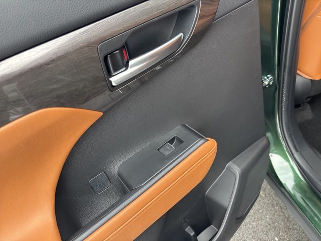 used 2023 Toyota Highlander car, priced at $43,136