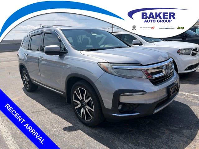 2019 Honda Pilot Touring AWD with Rear Captain's Chairs