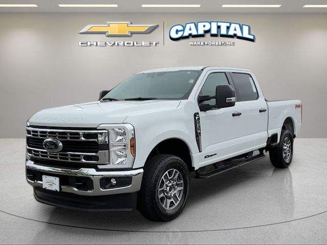 Oxford White 2025 Ford F-250 Super Duty Pickup Truck Four-Wheel Drive Automatic