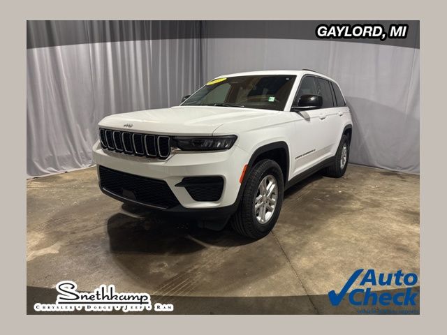 Bright White Clearcoat 2025 Jeep Grand Cherokee Laredo 4WD SUV / Crossover Four-Wheel Drive 8-Speed Automatic