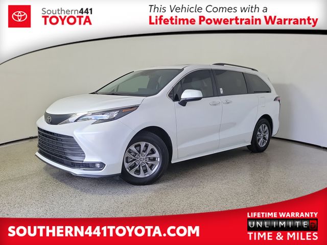 White (Wind Chill Pearl) 2026 Toyota Sienna Minivan Front-Wheel Drive Continuously Variable Transmission