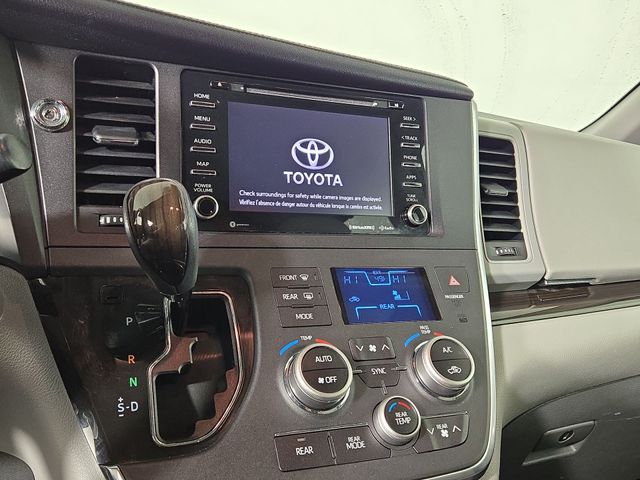 2019 Toyota Sienna XLE photo
