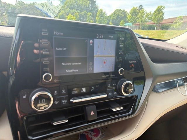 2022 Toyota Highlander XLE Off-white at Carlisle Cadillac Buick GMC