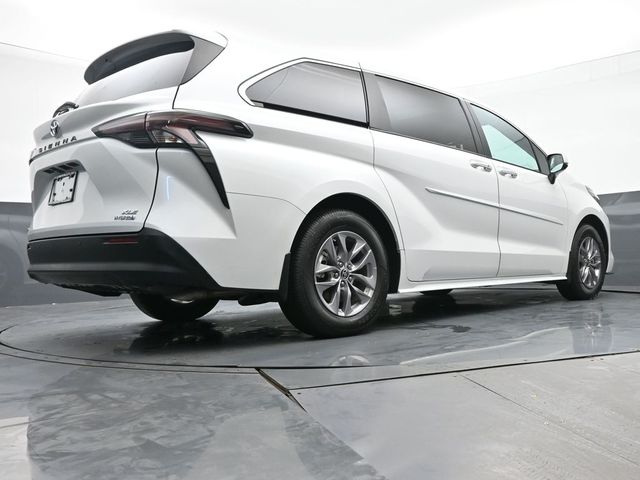 2024 Toyota Sienna XLE 35