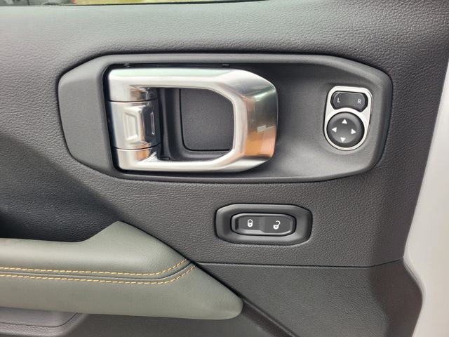 New 2026 White/off-white Jeep Mojave image 22