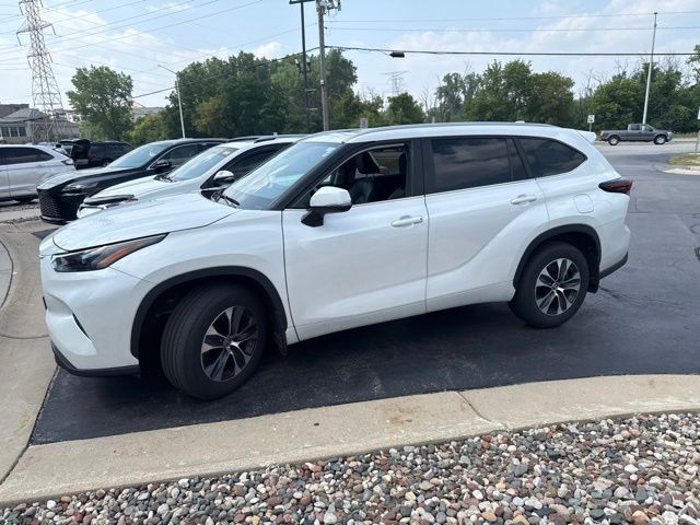 White (Wind Chill Pearl) 2024 Toyota Highlander SUV / Crossover 8-Speed Automatic